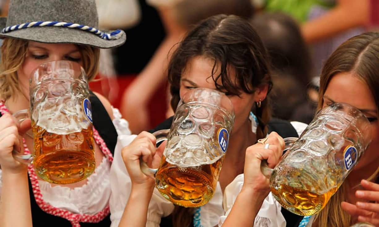 Am 22. September ist es wieder so weit - dann startet das Münchner Oktoberfest. 2011 flossen 7,5 Millionen Mass Bier zum Preis von 9.50 Euro. Mit anderen Worten: Apple könnte mit seinem Marktwert während sieben Jahren Freibier offerieren.
