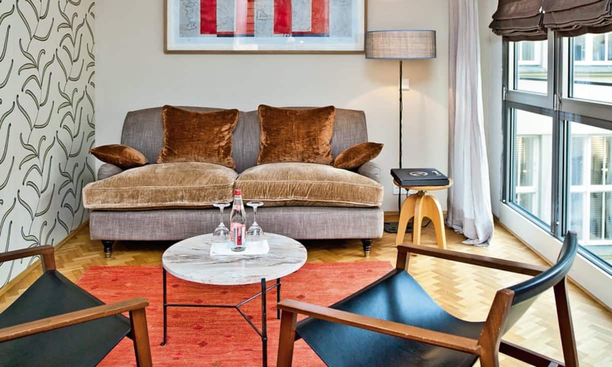 München - CortiinaWie es Geheimtipps an sich haben, ist auch dieser nicht mehr ganz geheim. Entsprechend frühzeitig muss man hier reservieren. Mitten im belebten Stadtkern zwischen Viktualienmarkt, Marienplatz und Maximilianstrasse gelegen, zieht das 53-Zimmer-Hotel eine bunte Klientel an.Wenn doch nur ... zu Messeterminen und Oktoberfestzeiten die Zimmerpreise nicht nach oben schnellen würden.Doppelzimmer ab 235 Euro