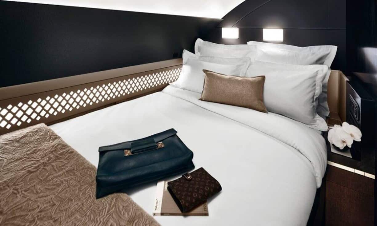 Zudem gibt es im Schlafzimmer Leselampen, Stimmungslicht, einen Nachtschrank, Kleiderschrank, hinterleuchtete holzgeschnitzte Wände und einen 27-Zoll-Fernseher.