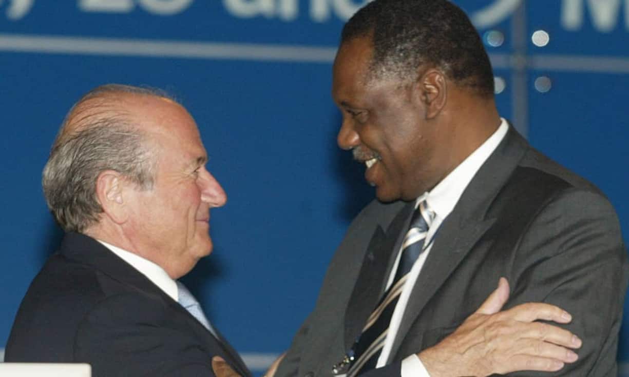 Bei der nächsten Präsidentschaftswahl im Jahr 2002 galt Blatter zunächst als Aussenseiter. Sein Konkurrent war der afrikanische Fußballboss Issa Hayatou. Wieder gewann am Ende der Schweizer, Hayatou hatte mit Korruptionsvorwürfen zu kämpfen.