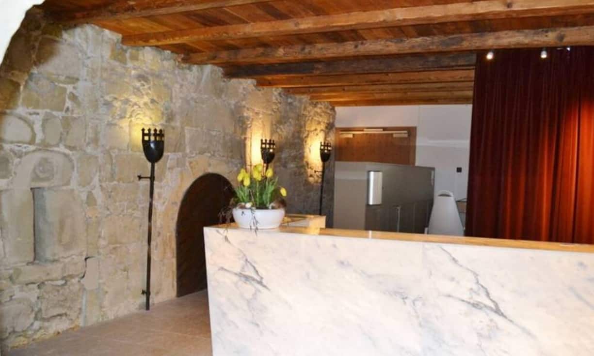 ... Gewölbekeller, Saal mit Bühne, eine exklusiven Schlosswohnung und...