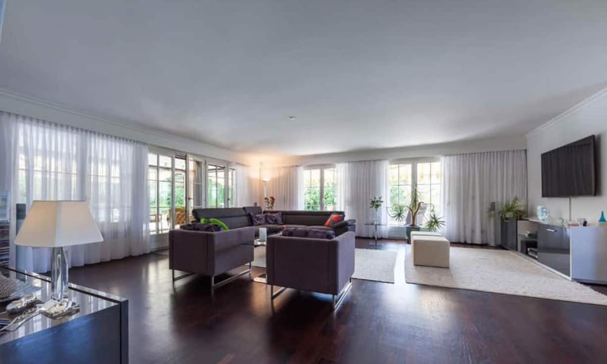 Gesamthaft 6,5 Zimmer verteilen sich auf drei Etagen und einer Wohnfläche von 218 Quadratmetern. Im Erdgeschoss finden sich das Entrée, den Koch- und Essbereich sowie der Wohnbereich.