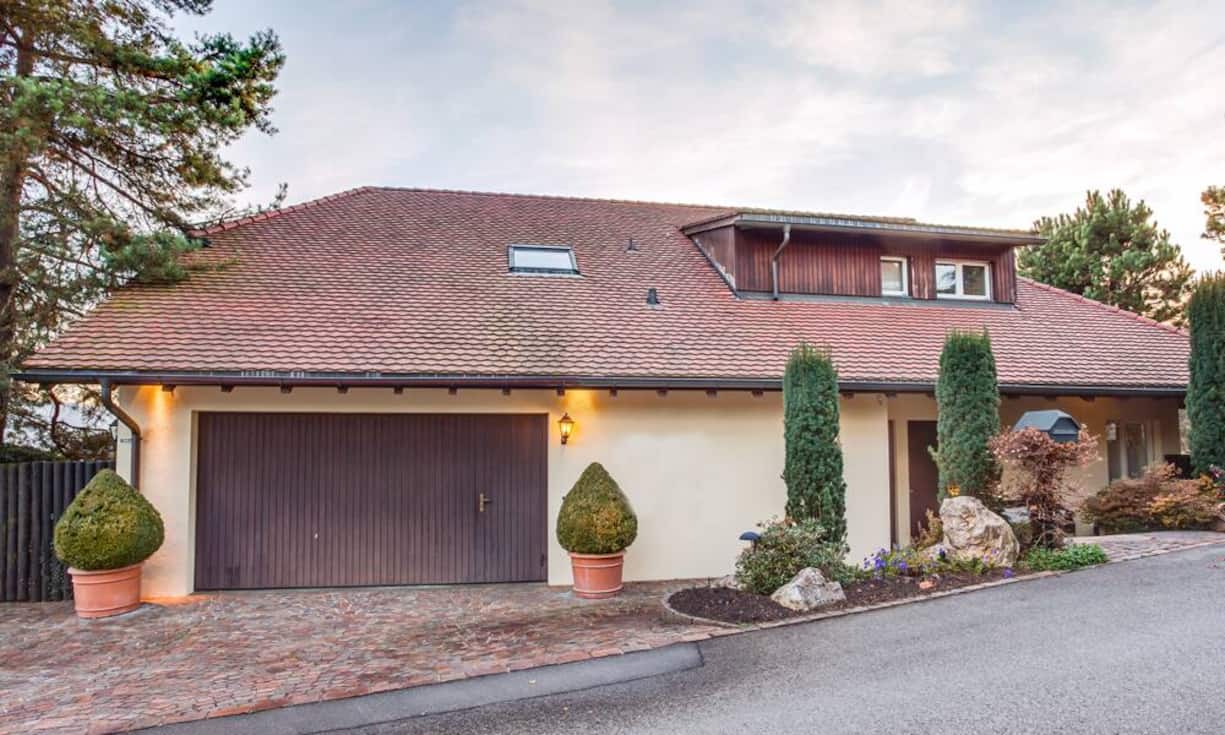 Das Einfamilienhaus befindet sich am Sonnenhang von Baar.
Preis: Auf Anfrage  Quelle und Bilder: Engel & Völkers