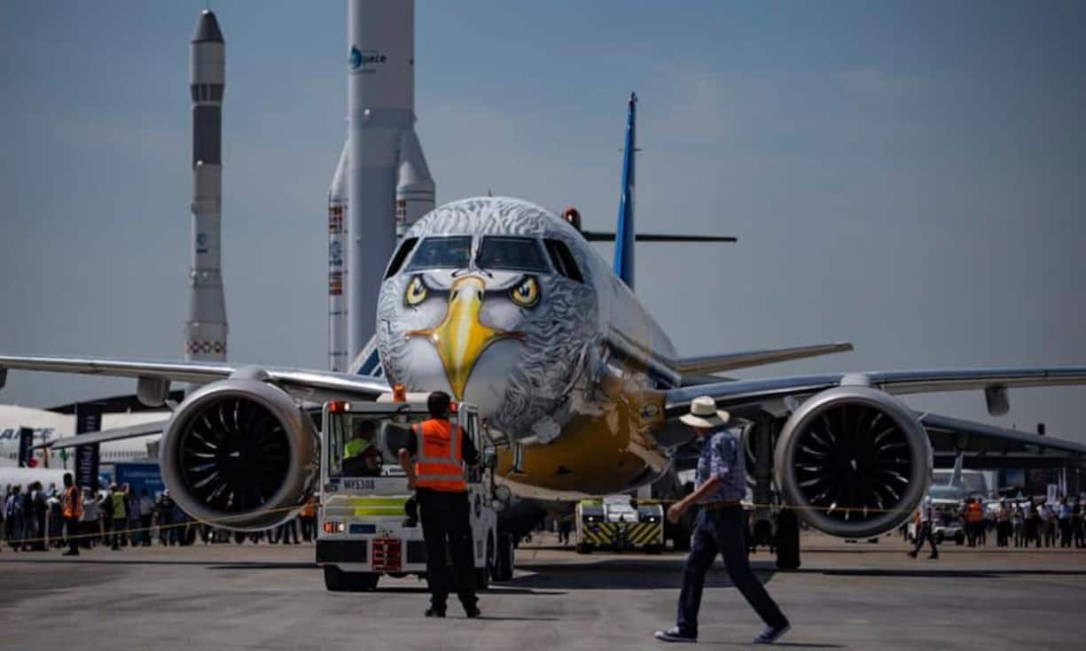 Der brasilianische Hersteller Embraer hat diesem Prototypen der E195-E2 ein Adlergesicht verpasst. Embraer und andere Hersteller drängen in diesem Jahr verstärkt in den Markt von Airbus und Boeing.