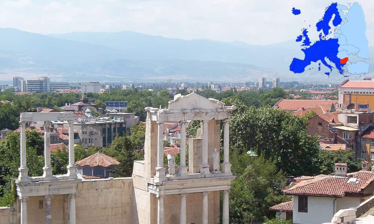 Ein Platz dahinter steht das Nachbarland Bulgarien. Zwischen den zwei grossen Gebirgsketten fliessen die Flüsse Donau und Mariza und das Land grenzt ans Schwarze Meer. (Bild: Stefan Senkel/Wikimedia/CC)