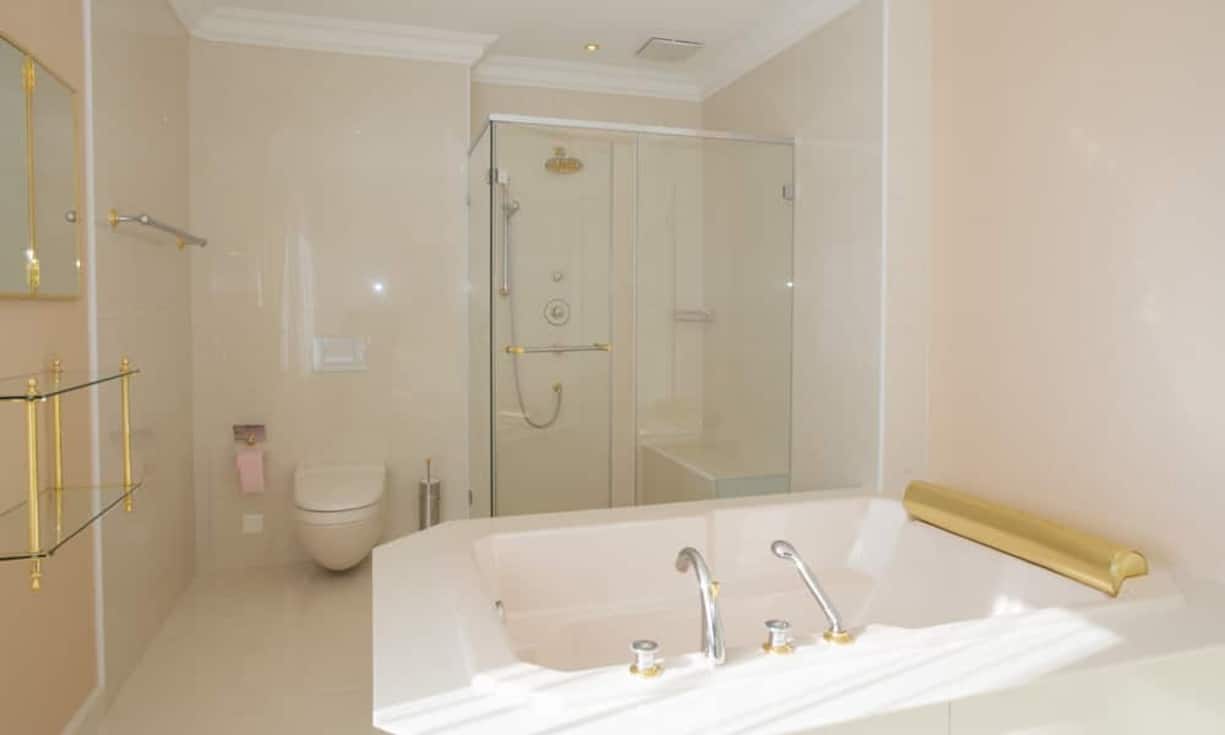 ... mit einer grossen Duschkabine und Badewanne.