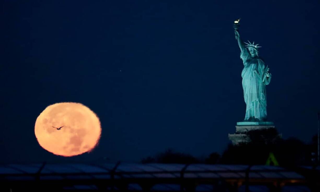Die Freiheitsstatue in New York wird ausnahmsweise vom Mond in den Schatten gestellt.