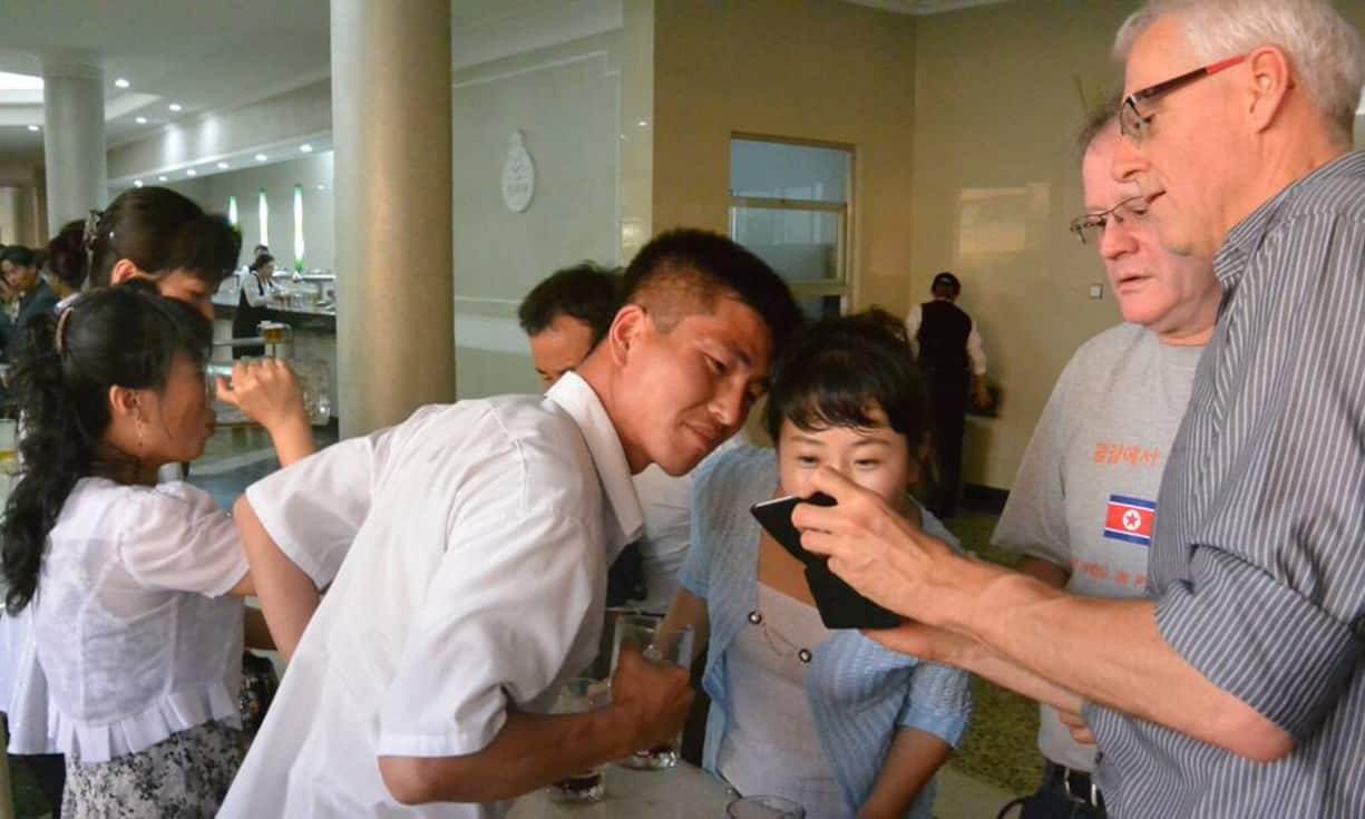 Begegnung zwischen Nordkoreanern und Touristen in einer Bierhalle.