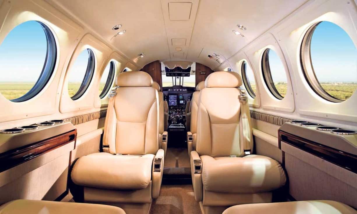 Take Air: All-you-can-Fly
Die belgische Take Air ist die erste «All-you-can-fly»-Fluggesellschaft Europas. Ab 30. März 2015 verkehrt sie zweimal täglich zwischen Antwerpen und Zürich. Das innovative Konzept ermöglicht unlimitierte Flüge für eine fixe monatliche Gebühr. Take Air nutzt Businessjets und fliegt nur ab General- Aviation-Terminals. Das ermöglicht den Kunden ein Check-in bis zu 15 Minuten vor dem Abflug.
Pauschale für Mitgliedschaft ab 1650 Euro pro Monat