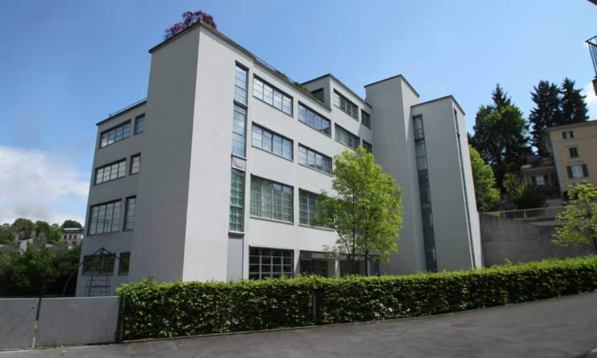 Die Loft-Wohnung befindet sich auf dem Areal der früheren Brauerei Hürlimann. Die Ursprünge des ehemaligen Kühlhauses der Brauerei gehen auf 1931 zurück. Im Jahr 2003 wurde das gesamte Areal umgenutzt und die Liegenschaft komplett saniert und zu zeitgemässen Loft-Wohnungen umgebaut.