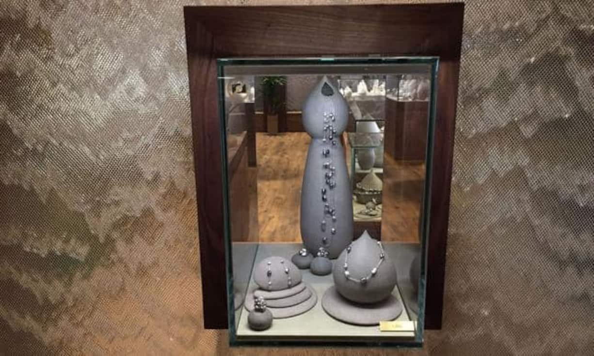 Schmuck und Uhren werden auf verschiedenste Weise präsentiert, wie hier mit Skulpturen aus Stein.