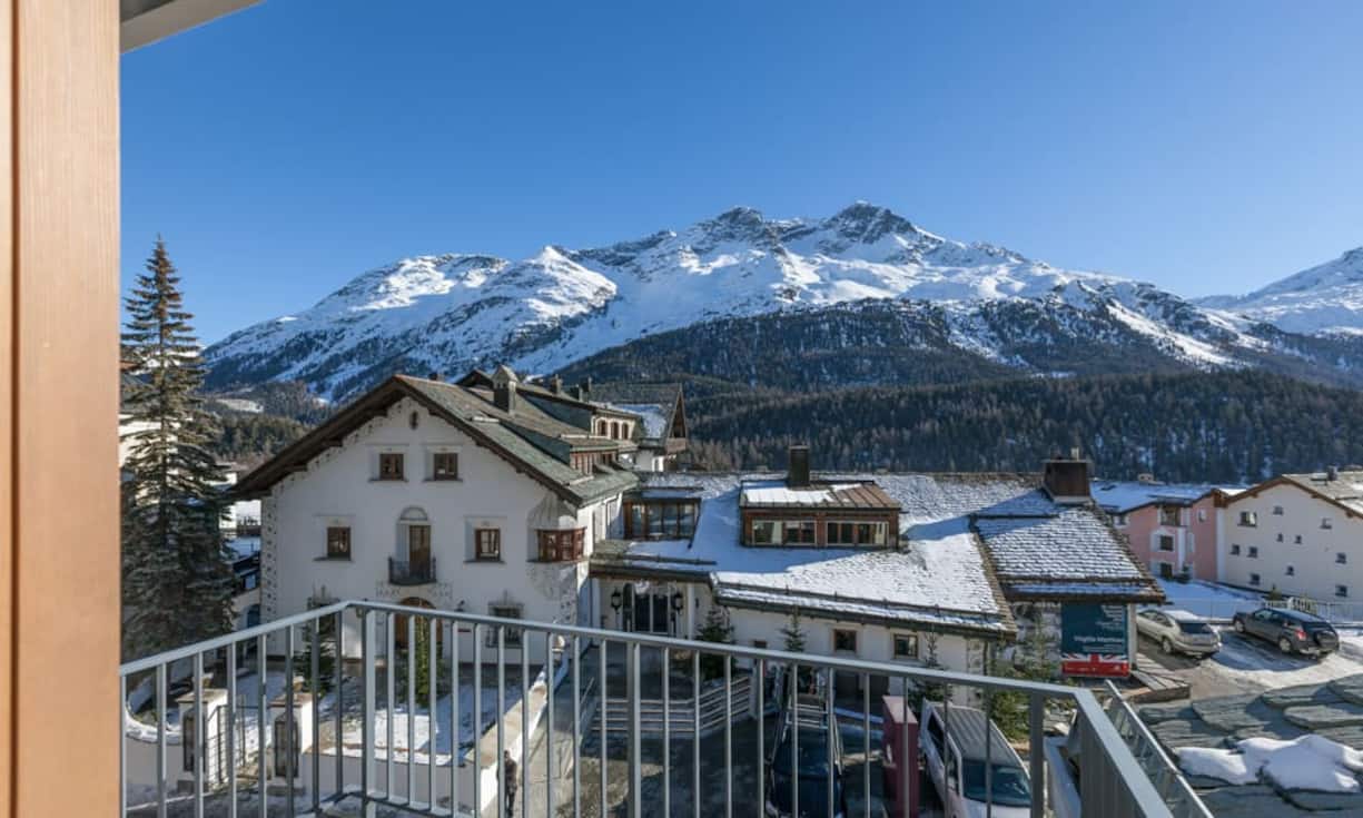 Die Wohnung befindet sich im Zentrum von Champfèr und damit in idealer Nähe zu St. Moritz. Preis: 4'500'000.- Quelle und Bilder: Engel & Völkers