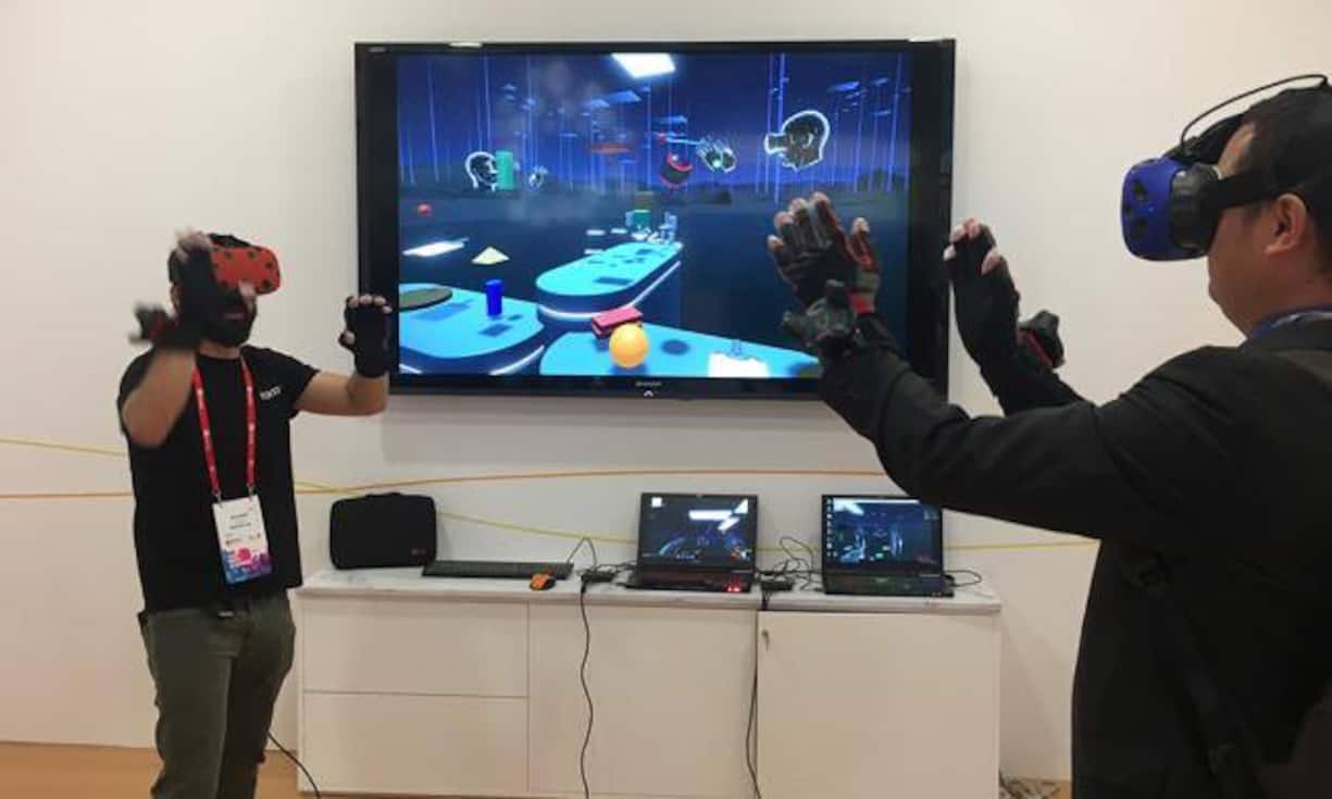 Für Spass ist am Stand von Noitom gesorgt: Der Cyber-Handschuh «Hi5» agiert in Kombination mit VR-Brillen. Mehrere Spieler werden in die gleiche virtuelle Landschaft projiziert und können sich so zum Beispiel virtuell Bälle zuwerfen.