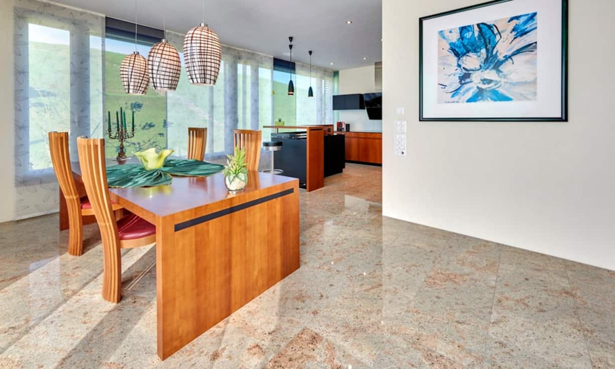 Neben den hohen Räumlichkeiten findet man einen hauseigenen Lift.