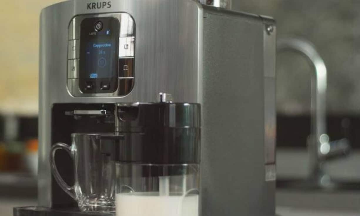 Krups präsentiert den ersten vernetzten Kaffeevollautomaten. Über die App des Herstellers kann man komfortabel über die Kaffee- und Milchmenge sowie die Stärke bestimmen.