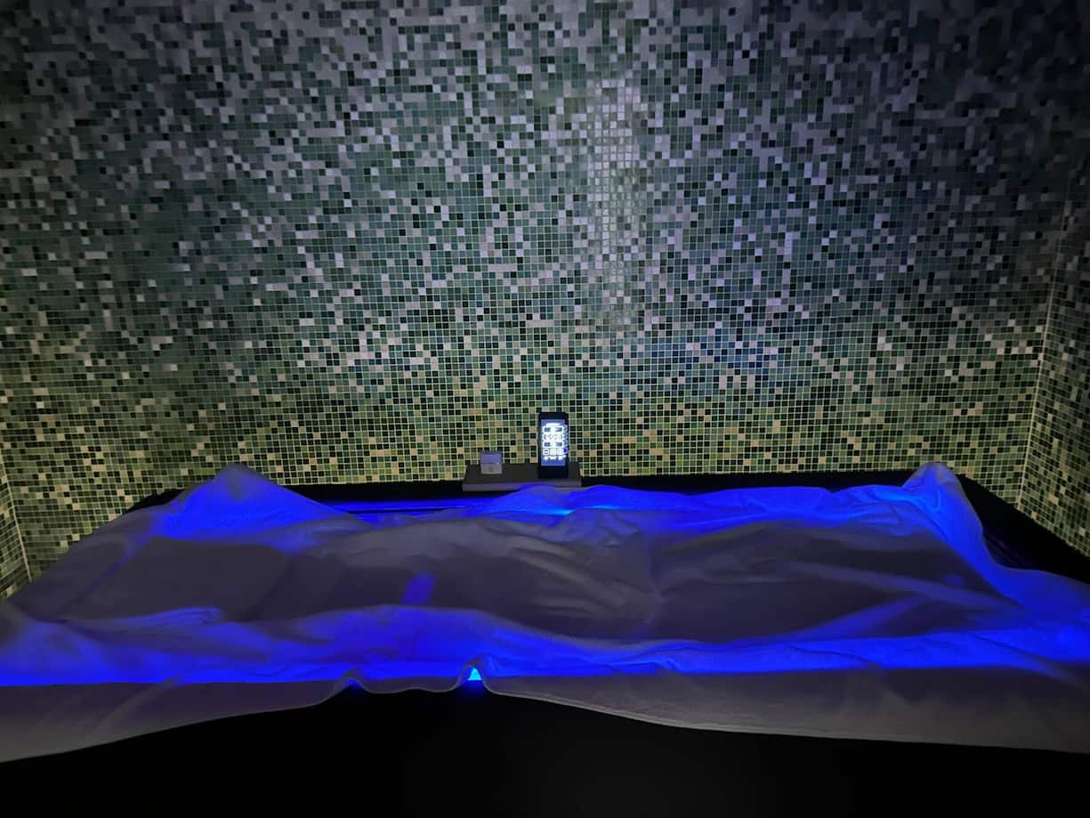 Entspannung auf dem Wellenbett stimmt täglich auf den Schlaf ein.