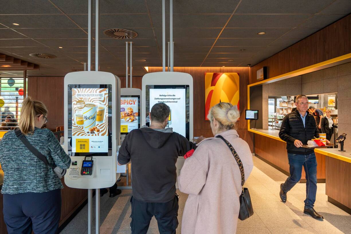 Der Grossteil der Gäste bestellt an den Bildschirmen am Eingang oder via App.