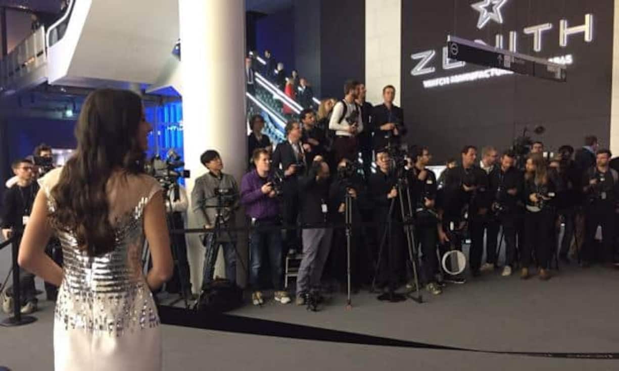 Die versammelten Journalisten warten.