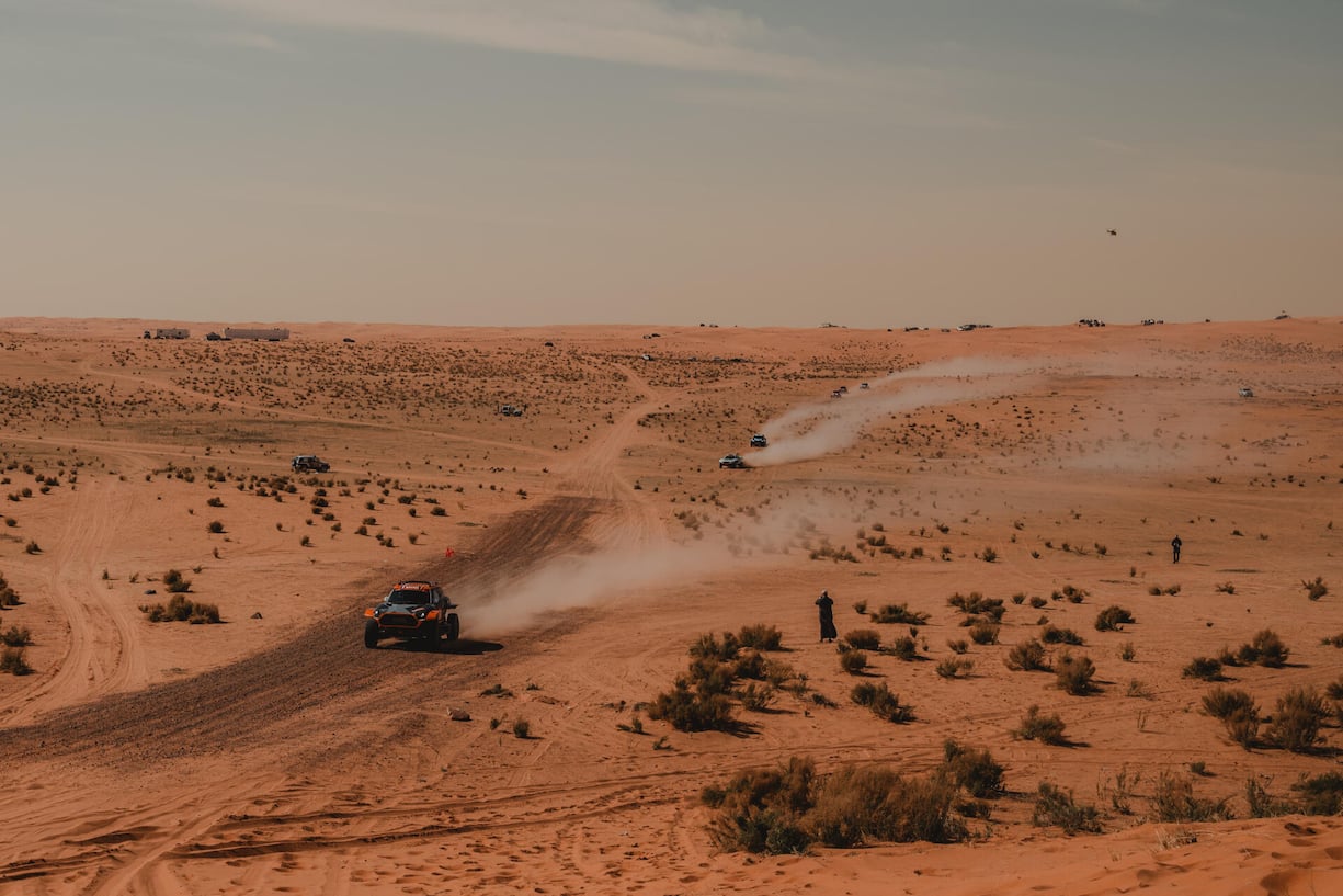 Die Wüste lebt. Wie kleine Käfer düsen die Rallyecars durch die Staubwolken über den heissen Sand.