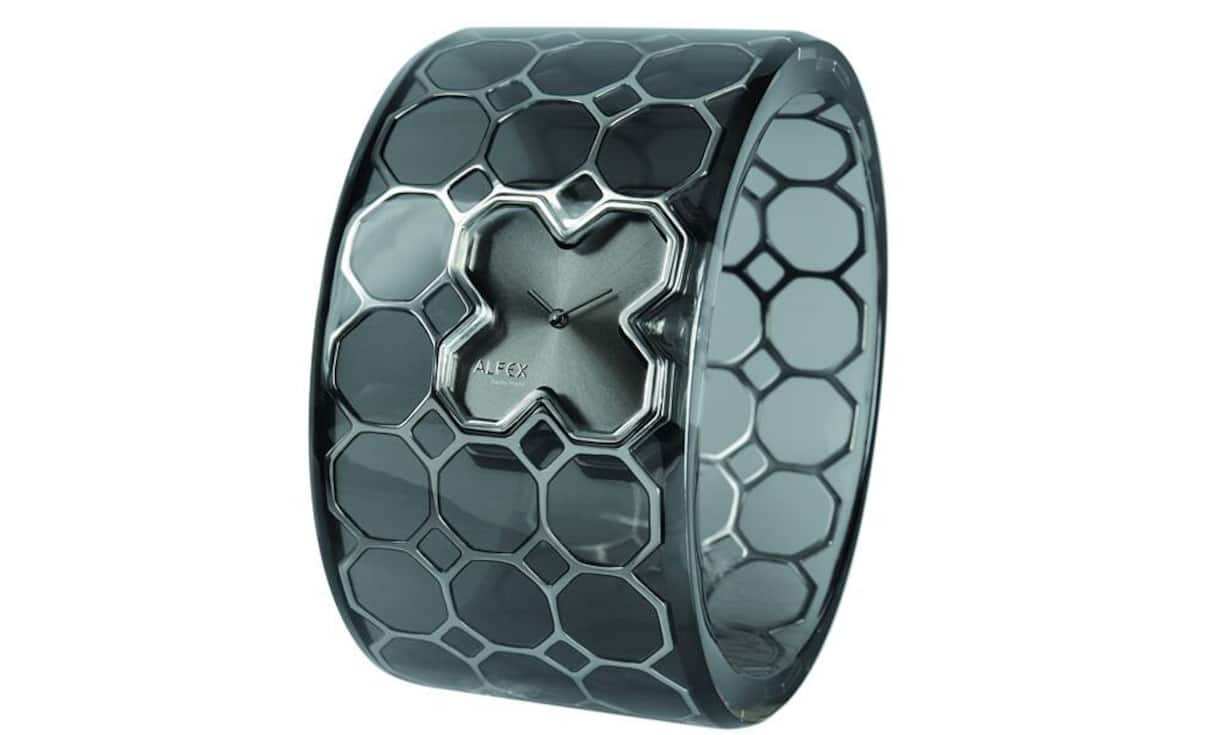 Zu ihrem 65-jährigen Jubiläum präsentiert Alfex eine etwas speziellere Damenuhr: die Translucent 8X.