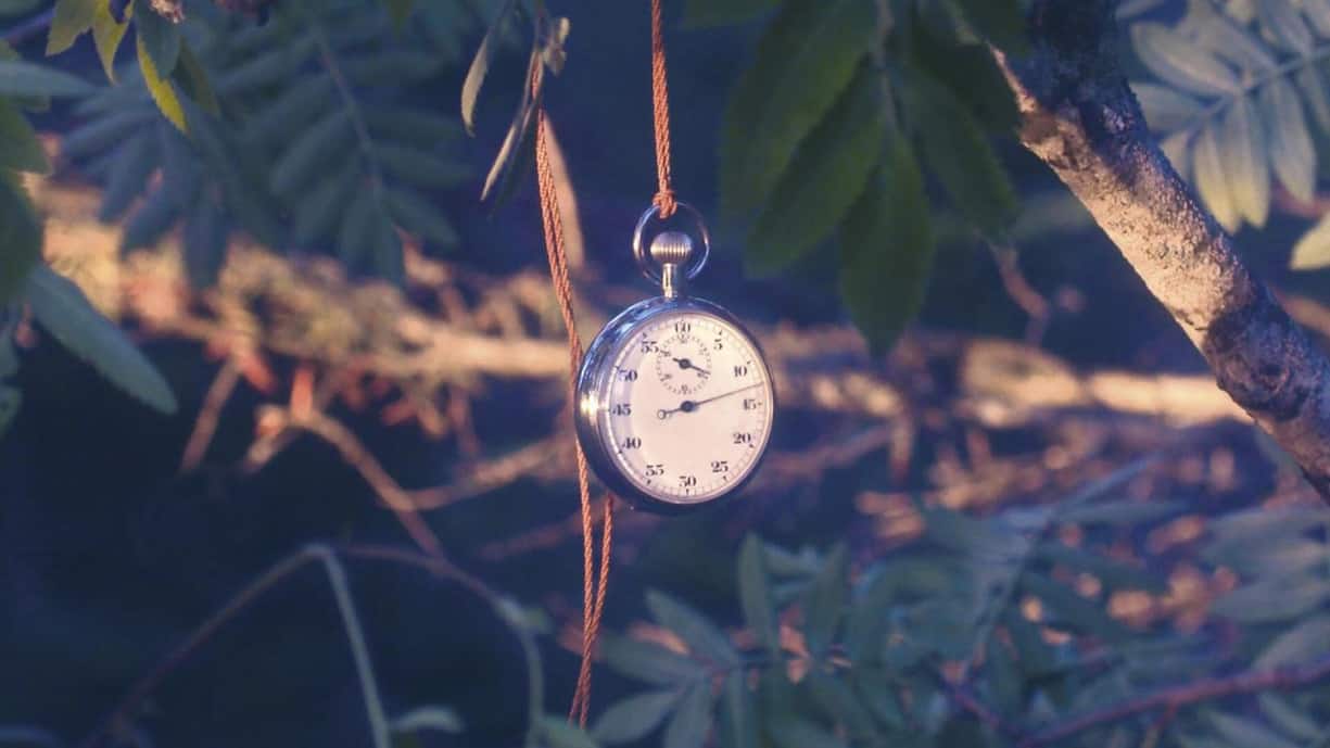 Suche nach der verlorenen Zeit: Standbild aus Cyril Schäublins Film «Unrueh» (2022), der die sozialen Veränderungen, welche die Industrialisierung in der zweiten Hälfte des 19.&nbsp;Jahrhunderts mit sich brachte, thematisiert. Der Film ist zurzeit in der Mediathek von Play Swiss abrufbar.