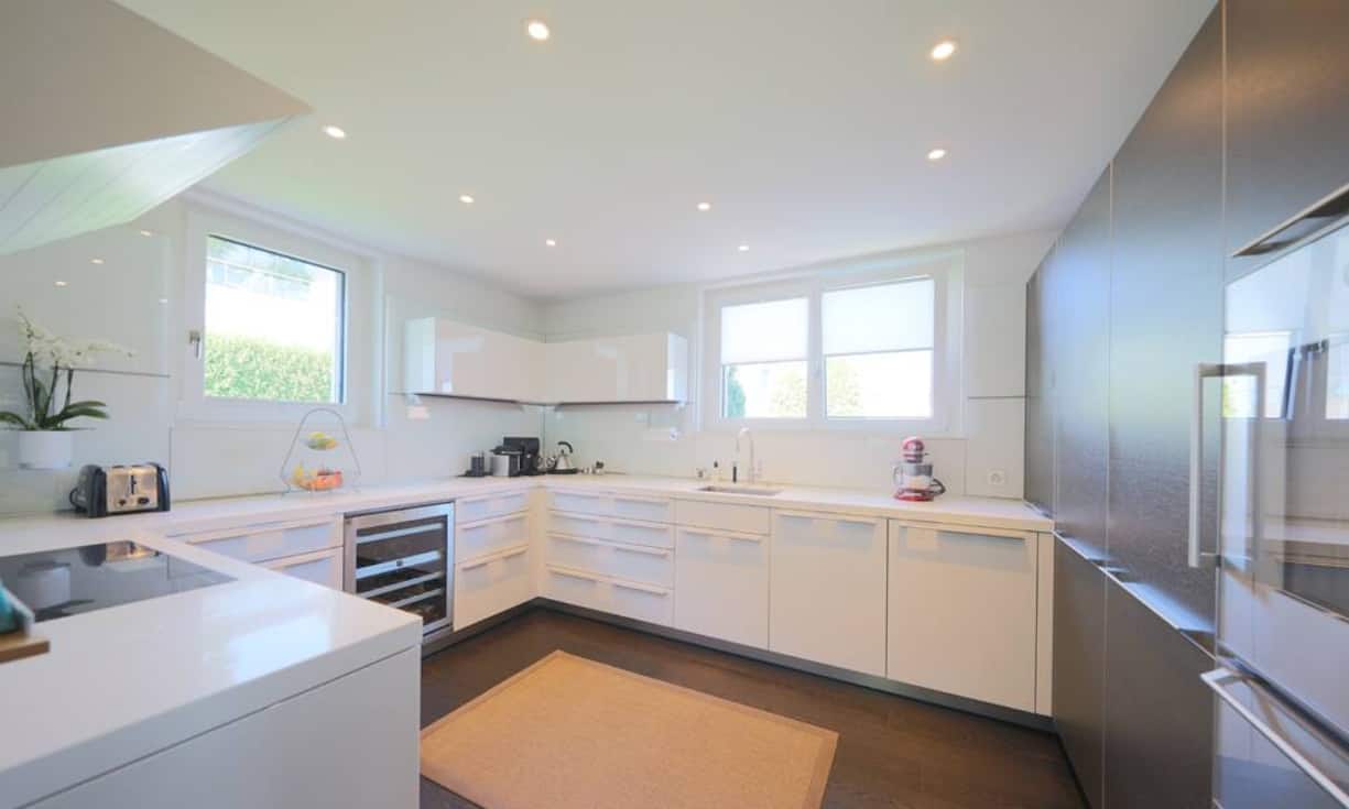 Trotz kleineren Fenstern in der Küche wirkt sie hell und offen.