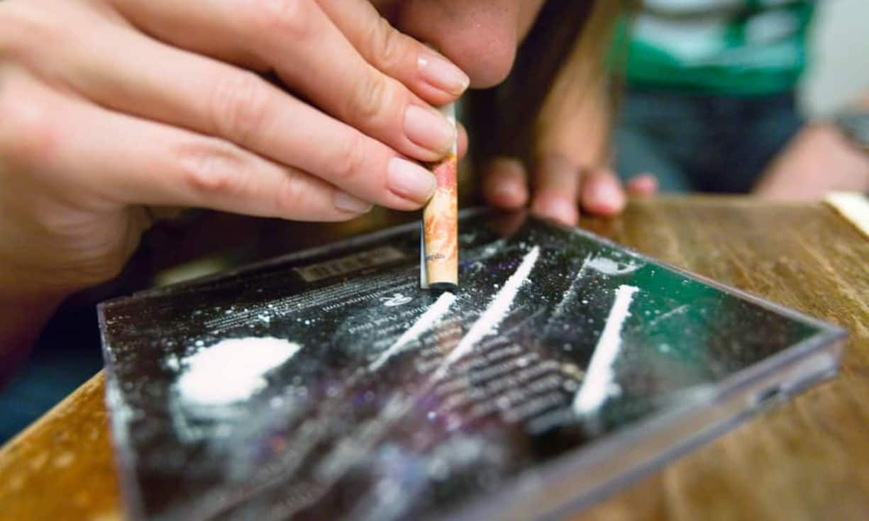 Kokain pusht für etwa 45 Minuten die Leistungsfähigkeit. Langfristig kommt es zu Verfolgungswahn, Depressionen  und Geschwüren in der Nase.
Bilder: Keystone