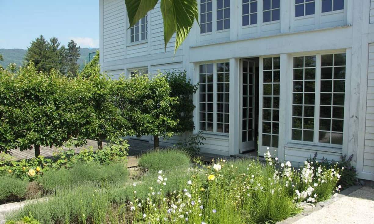 Das Haus befindet sich in einer Wohn- und Gewerbezone in der Gemeinde Sutz-Lattrigen am südlichen Ufer des Bielersees.