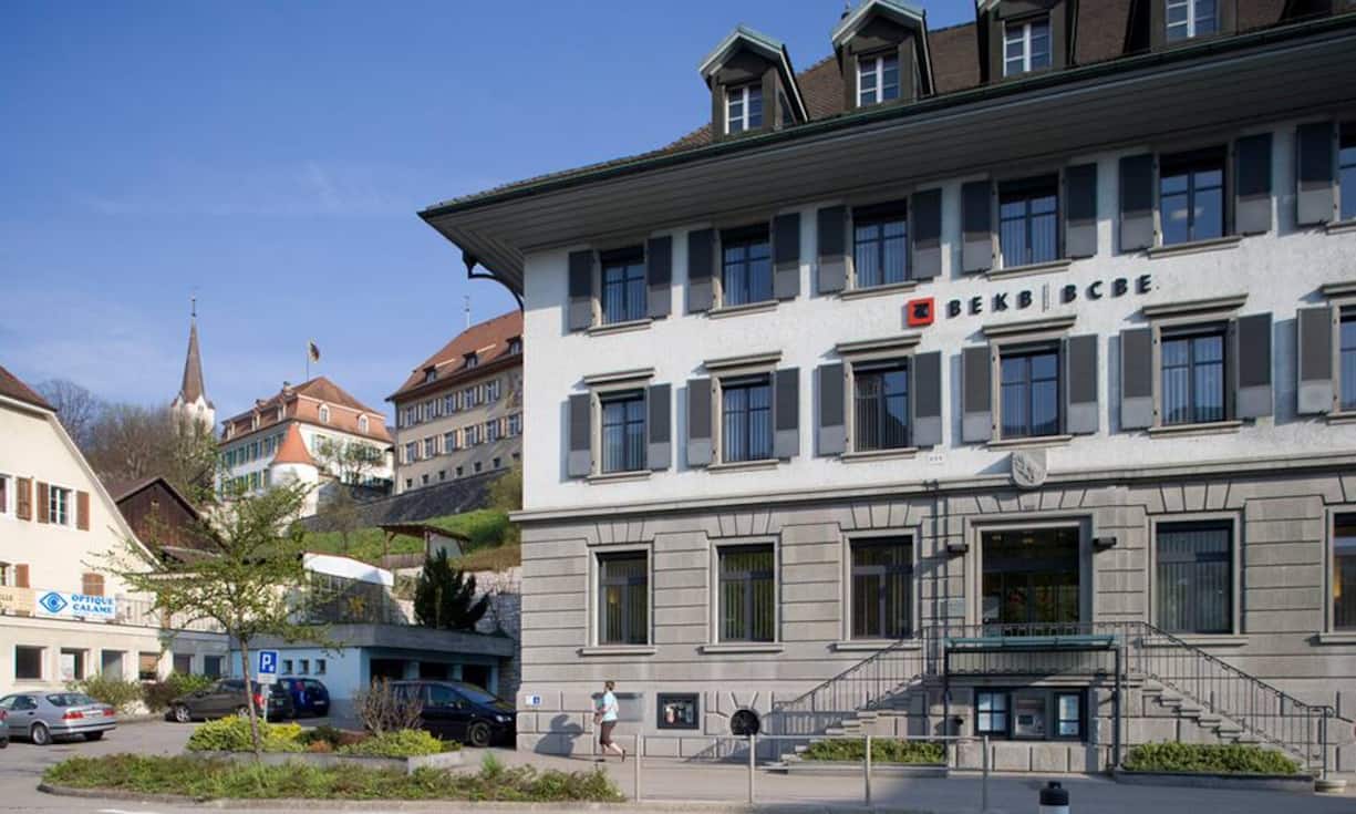 Den zweiten Platz der besten Regionalbanken - und damit knapp hinter der Valiant - sichert sich die Berner Kantonalbank. Diese schlug das aggressivste Portfolio von allen Banken vor und investierte fast 90 Prozent des Geldes in Aktien.