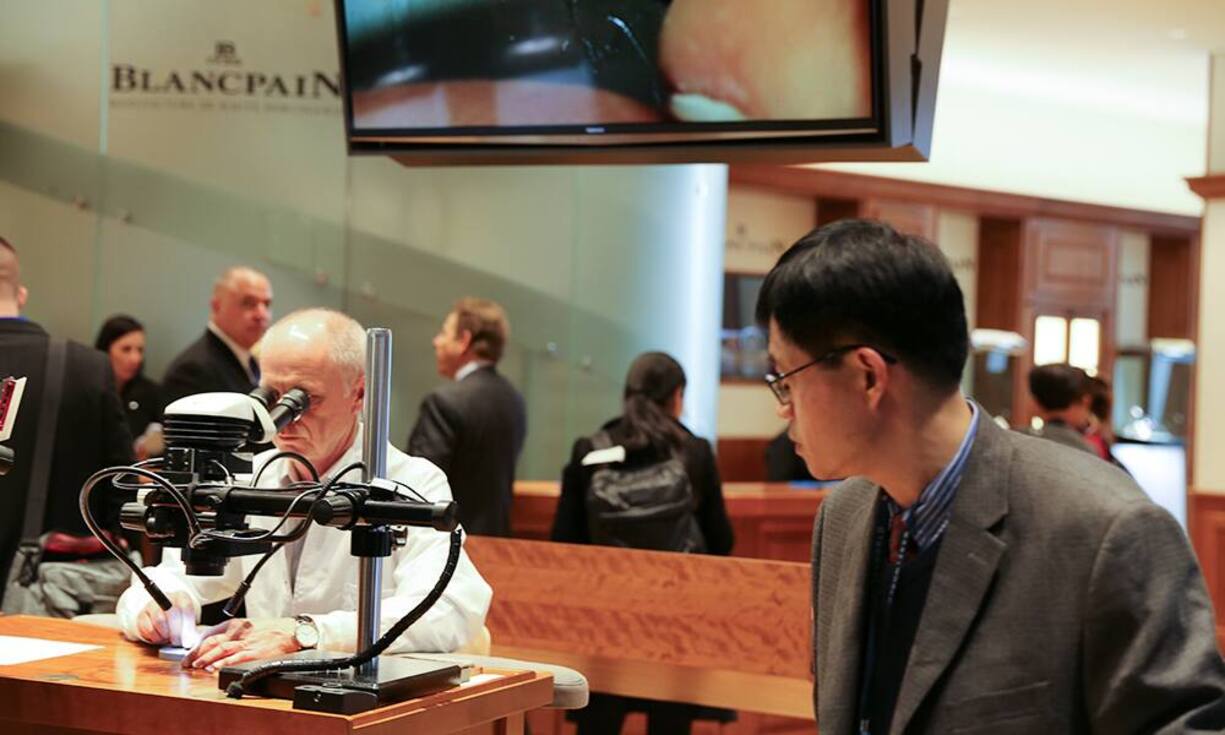 Bei Blancpain führt ein Uhrenmacher das Kunsthandwerk Shakudō aus.