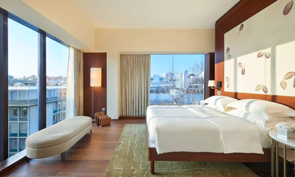 Die besten Stadthotels der Schweiz 2017:Platz 10 (Vorjahr 9): Park Hyatt Zürich, ZürichIm Gegensatz zu anderen Luxusgruppen wissen die Hyatt-Chefs um die Wichtigkeit des besonderen Charakters ihrer Häuser. Auch die Zürcher Niederlassung beweist ein Gespür für ihren Standort und bleibt in Sachen Service nicht in global geklonten Standards stecken. Die Mitarbeiter können situationsabhängig und intuitiv entscheiden, wie mit dem Gast umzugehen ist.Hyatt