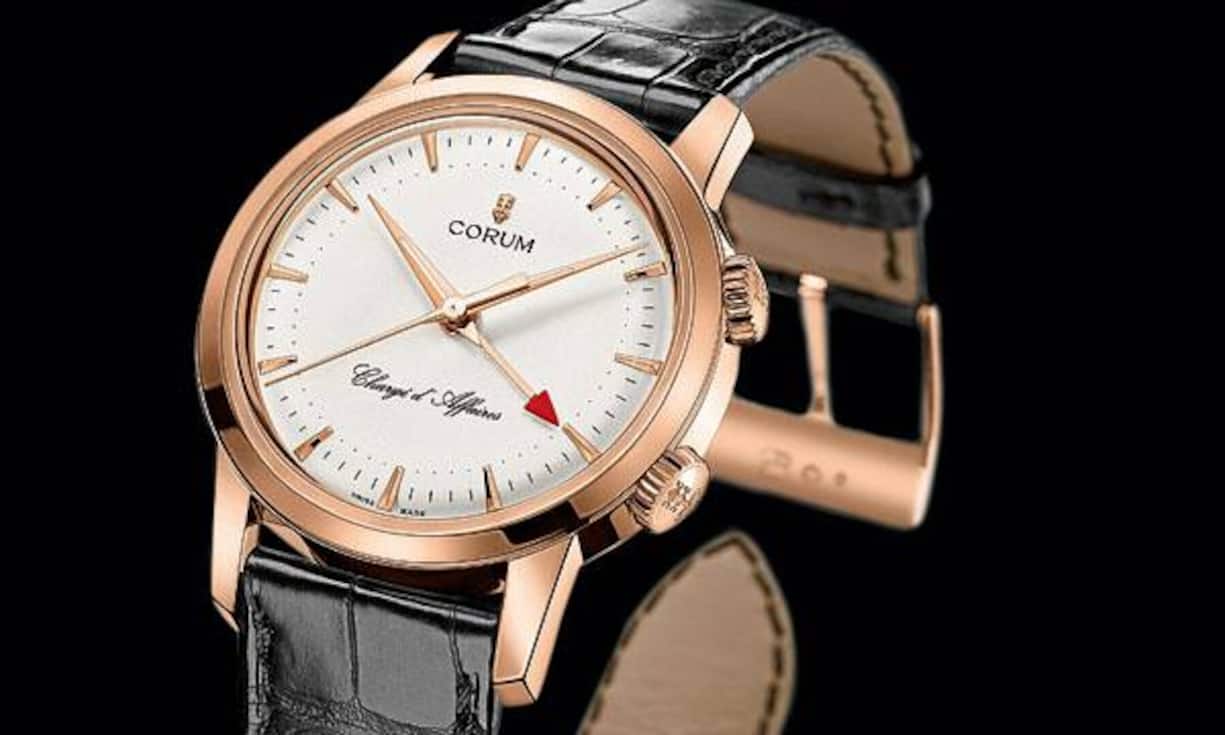 Geschäftsträger: 1956 lancierte Corum die Chargé d’Affaires, eine absolut klassische Uhr mit perfekten Proportionen und einer integrierten Alarm- oder Weckvorrichtung. Bei der Neulancierung blieb Corum den Proportionen und dem Werk mit dem Doppelfederhaus und den 46 Stunden Gangreserve treu. Damit ist die Chargé d’Affaires ein Highlight der Heritage-Kollektion. In Rotgold: 15 000 Franken.