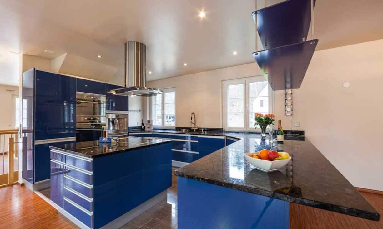 Die Küche direkt beim Wohn-/Essbereich bietet dank einer grossflächigen Gestaltung viel Raum.