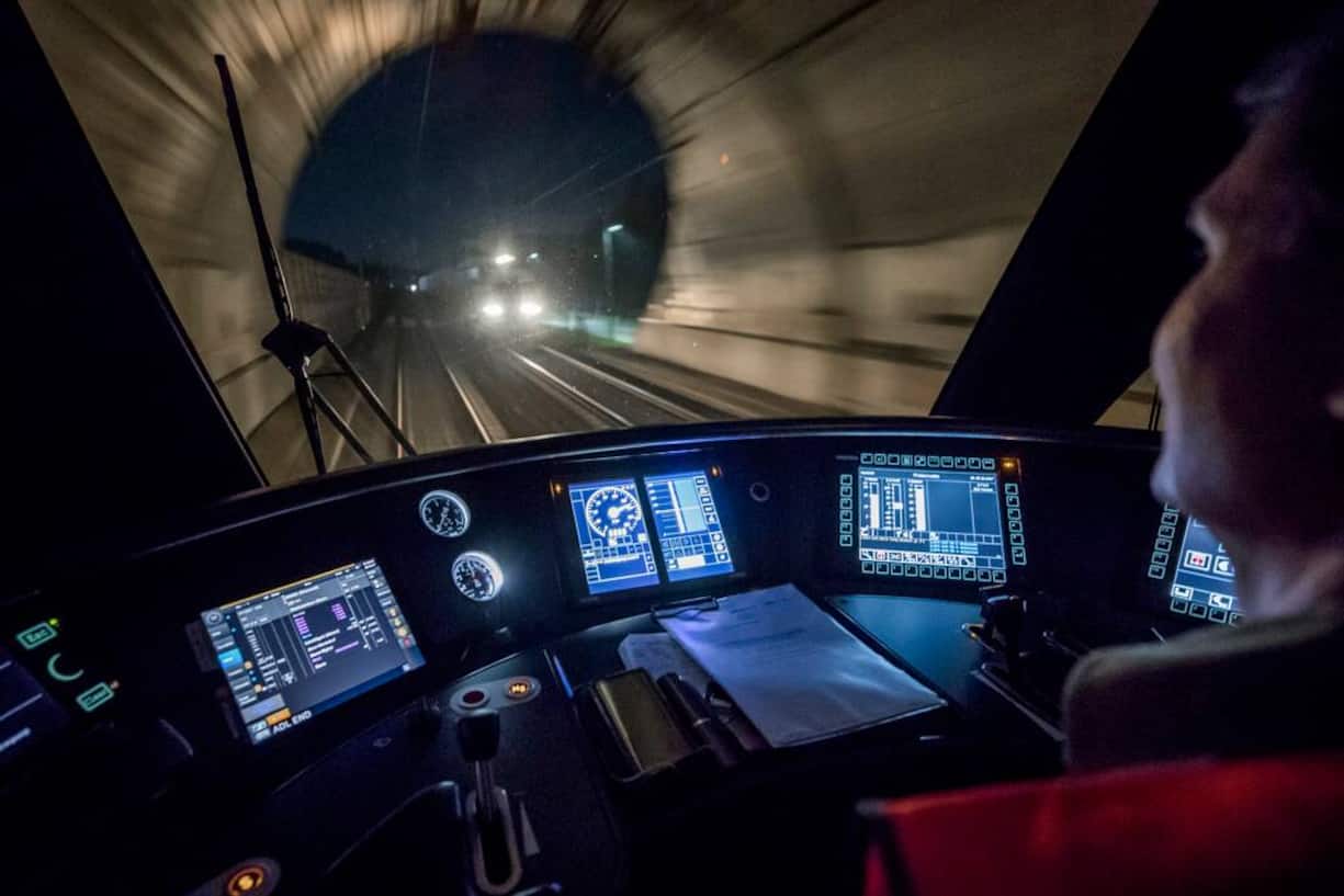 Der Lokführer kontrolliert dabei nur noch die Abläufe und die tadellose Funktion der Systeme, ähnlich wie Piloten in einem Flugzeug-Cockpit.
