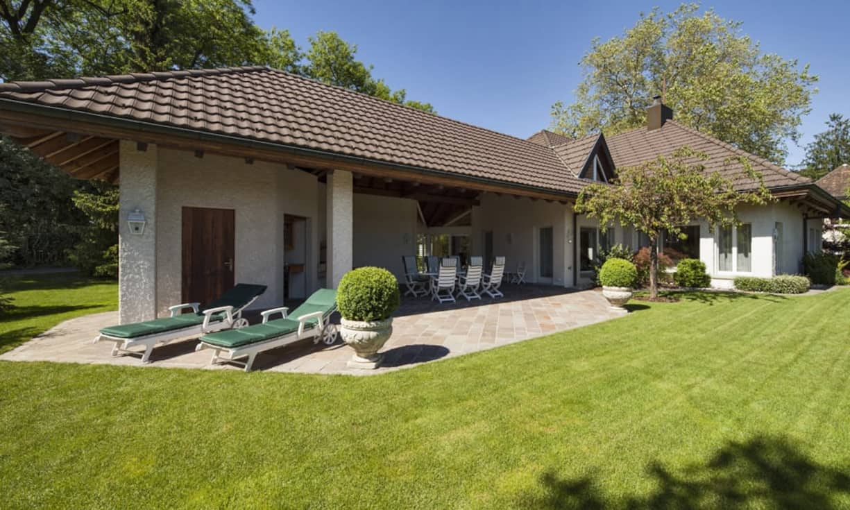 Die Villa Grafenfels in Solothurn bietet auf einer Wohnfläche von 353 m2 sieben Zimmer, verteilt auf zwei Etagen. Der grosse Umschwung garantiert viel Ruhe und Zufriedenheit.