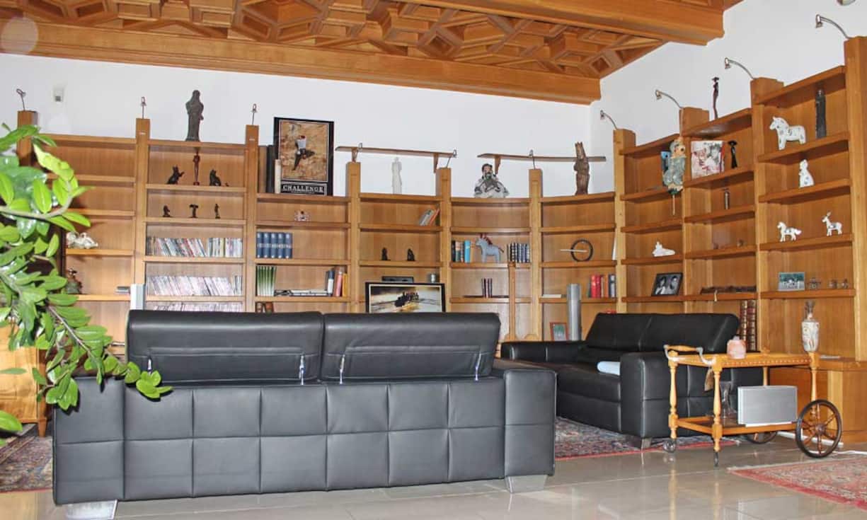 In der gesamten Villa wurde ein hochwertiger Marmorboden verlegt.