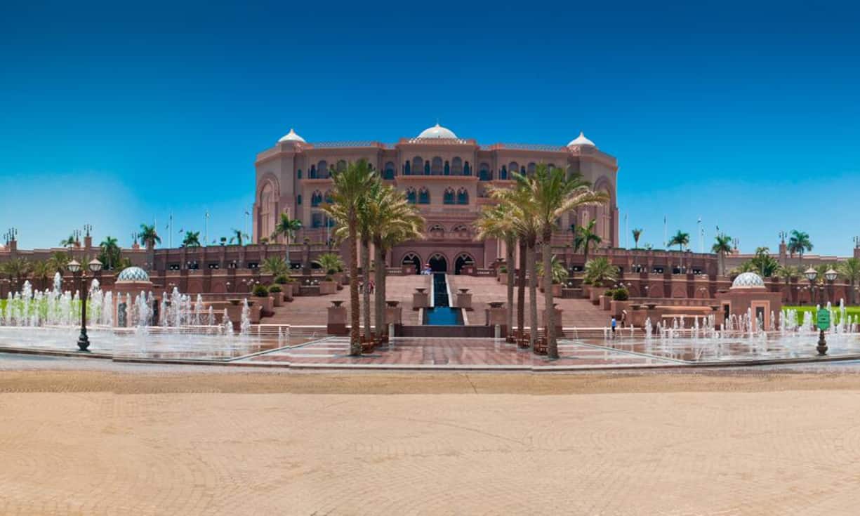 PLatz 5: Emirates Palace, Abu Dahbi — 6 Milliarden DollarDas teuerste Luxus-Hotel, das je gebaut wurde, ist das Emirates Palace, das 2006 in Abu Dahbi seine Pforten öffnete. Aufgrund der luxuriösen Ausstattung behaupten die Geschäftsführer des Hotels, sich weit oberhalb von fünf Sternen zu befinden. Fans der Filmreihe «Fast & Furious» kennen das Gebäude aus dem siebten Teil. ThomasHuxley/Flickr/CC