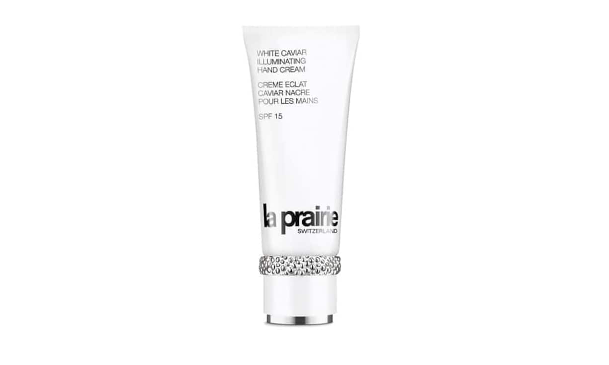 Aufhellend: An den Händen sieht man das Alter einer Person sofort. Deswegen ist eine gute Pflege besonders wichtig. Die White Caviar Illuminating Hand Cream von La Prairie enthält verfeinerndes Peptid und SPF 15, welche die Zellerneuerung anregen und vor lichtbedingten Alterungsprozessen schützen soll. La Prairie, Handcrème, 179 Franken.