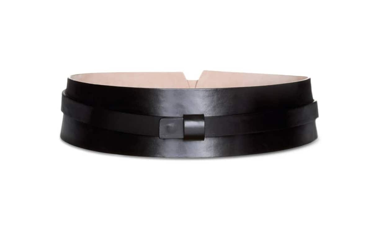 Ana Blum: Betont die Taille schöner als jedes Korsett. Wickelgürtel aus schwarzem Rindsleder. 289 Franken.