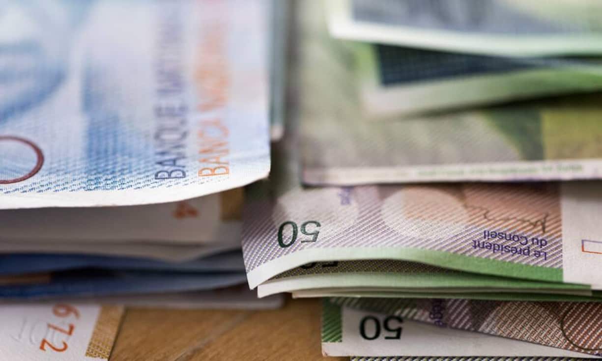 Die wichtigsten Fakten und Zahlen zu den 300 Reichsten in der Schweiz 2015:Gesamtvermögen der 300 Reichsten: 595 Milliarden Franken. Die 300 Reichsten waren noch nie so reich wie heute. Jeder besitzt im Durchschnitt 1983 Millionen Franken. Damit sind die 300 Reichsten 2015 um 6 Milliarden Franken reicher geworden. Der Zuwachs hat sich aber gegenüber den Vorjahren deutlich verflacht.