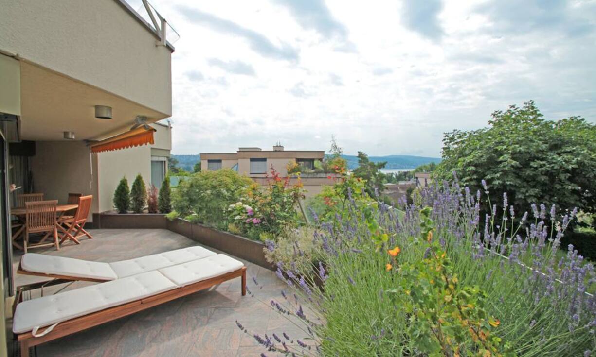 Die gepflegte 10-Parteien Liegenschaft mit Baujahr 1975 befindet sich im beliebten Enge-Quartier. Mit 170 m² Wohnfläche ist genug Raum für verschiedene Nutzungsmöglichkeiten. Die 30 Quadratmeter grosse Terrasse ist ideal zum Sonnenbaden und Grillieren.