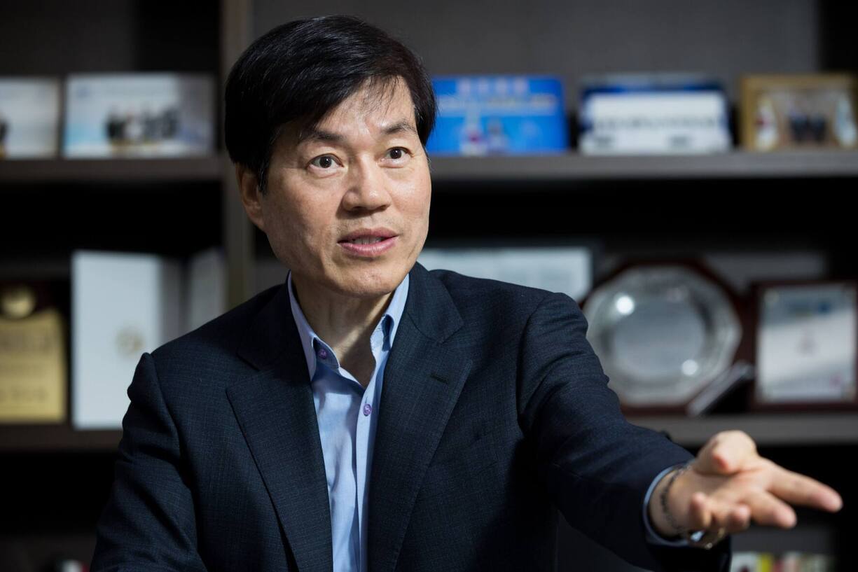 Kim Tae-han, chief executive officer of Samsung Biologics Co., speaks during an interview in Incheon, South Korea, on Wednesday, April 19, 2017. Samsung Biologics, an arm of South Korea's biggest conglomerate, said it is in negotiations to manufacture drugs for more than 15 international pharmaceutical companies as it tries to expand in the growing industry for complex biologic medicines. Photographer: SeongJoon Cho/Bloomberg