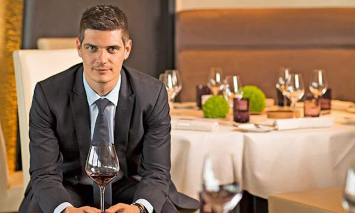 Sommelier des Jahres: Christian Grimm («Hotel Allegro», Bern). Christian Grimm ist ein Weinfreak, der die Doppelrolle als Maître d’hôtel und Sommelier im Restaurant Meridiano mit süddeutscher Herzlichkeit erfüllt. Er setzt weniger auf Wichtigtuer-Etiketten, dafür mehr auf sehr gute Weine einer hochsoliden oberen Mittelklasse und sorgt so für einen genüsslichen Abgang jedes Gourmetmenus.