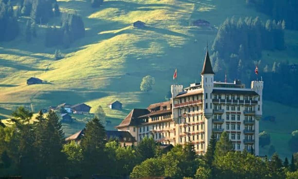 Platz 2 (Vorjahr: 1): Gstaad Palace, Gstaad
Das weisse Märchenschloss ist nicht nur eines der letzten inhabergeführten Luxushotels der Schweiz, sondern auch eines der charaktervollsten. Es verbindet den Prickeleffekt eines Grandhotels sensationell stimmig mit der Herzlichkeit eines Boutiquehotels. Die Seele des Hauses, die familiäre Sorge ums Detail ist an allen Ecken und Enden spürbar, und Besitzer Andrea Scherz sorgt mit nicht nachlassendem Engagement dafür, dass dies so bleibt.