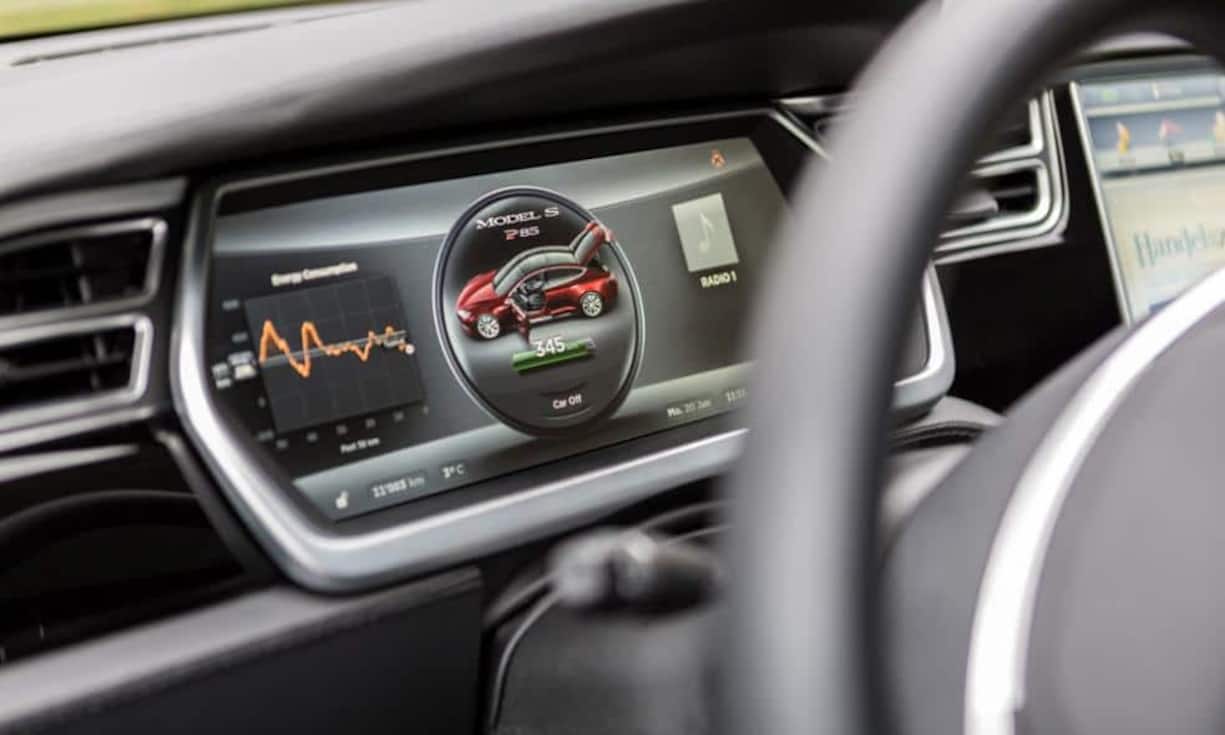 Die Anzeige im Tesla ist voll elektronisch. Das Display hinter dem Steuerrad zeigt Geschwindigkeit, Stromverbrauch, Batteriestand, Radiosender und Telefongespräche an. Das Auto lässt sich problemlos mit dem Smartphone synchronisieren. Das Auto hat der Fotograf Patrick Stoll exklusiv für handelszeitung.ch in Szene gesetzt.