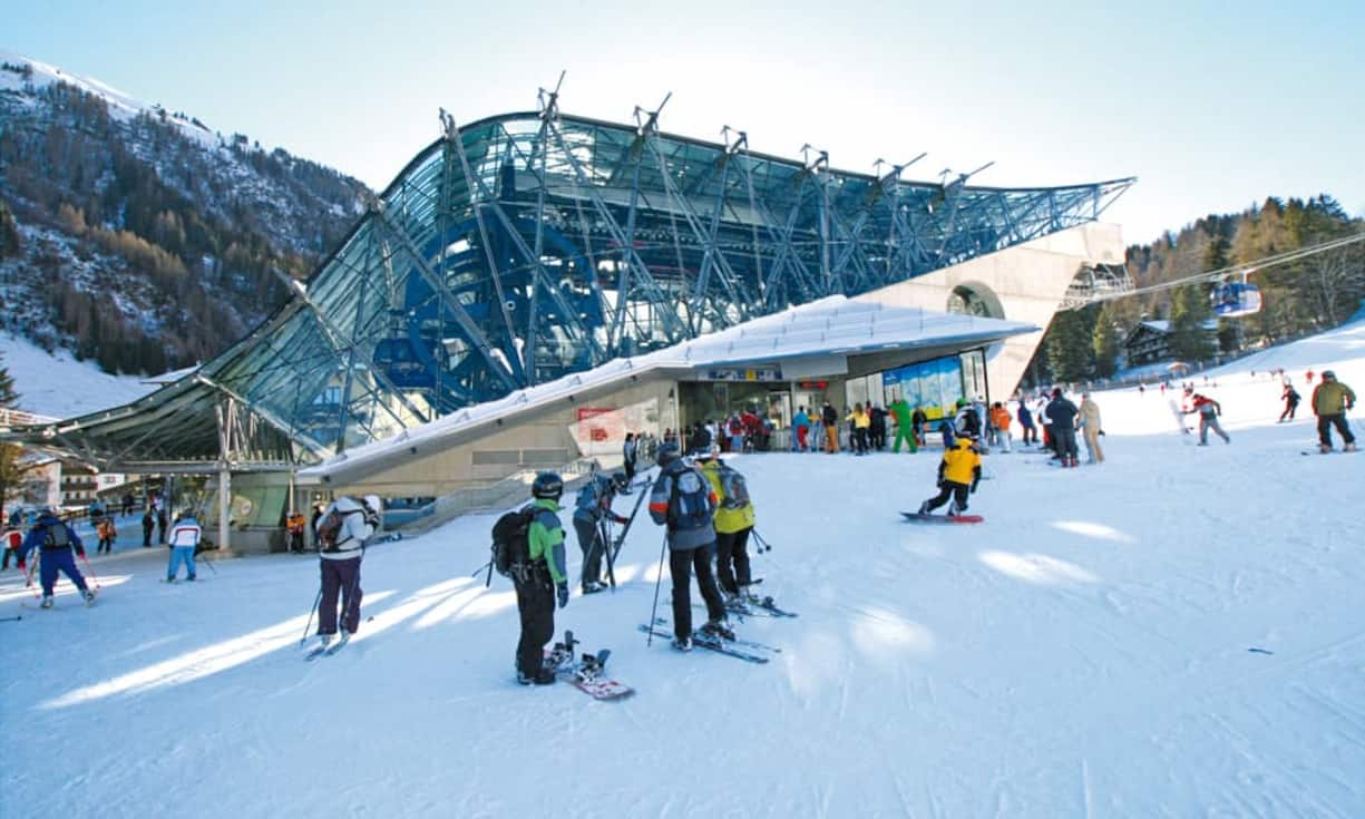 Die beliebtesten Wintersportorte von Österreich und der Schweiz im Duell. Welche Skiorte sind in den beiden Ländern top?
Rang 5: Sankt Anton am Arlberg mit 0,97
Millionen Übernachtungen.
Die Statistik Austria erhebt neben Hotel-Logiernächten auch alle anderen Unterkunftsformen wie beispielsweise Ferienwohnungen und Camping. Daher sind die Zahlen in Österreich grundsätzlich höher als in der Schweiz.
Tourismusverband St. Anton am Arlberg