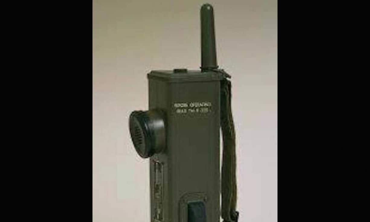 Motorola Lange, bevor Motorola Handys produzierte, startete die Firma als Batterienhersteller. Berühmt wurde das Unternehmen aber vor allem durch das Handie-Talkie SCR536. Der Handyvorgänger wurde im Zweiten Weltkrieg zum Kultobjekt.Facebook/Motorola