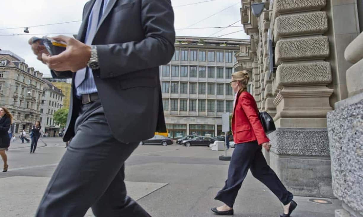 Rang 5: Finanzdienstlienstleistungen
Schweizweit ist die Finanzindustrie für Männer die einträglichste Branche. Für Frauen gilt das nicht. Immerhin gibt es im Schnitt monatlich rund 7500 Franken – Männer verdienen hingegen mit 10'955 Franken fast die Hälfte mehr.