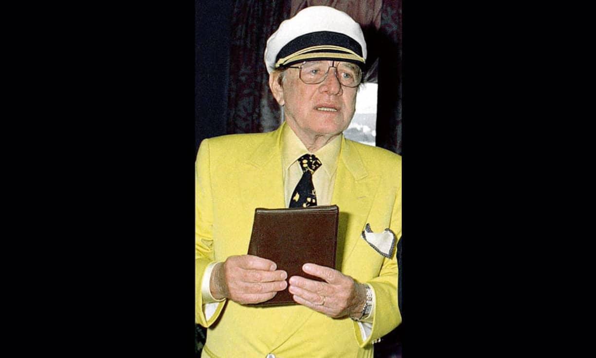 John Latsis: Er wirkt als griechischer Reeder wie ein Gruss aus längst vergangener Zeit. Latsis pflegt wohl auch deswegen zu Wasser wie zu Lande einen Kapitänsstil, der ihm jederzeit erlaubt, auf seiner Yacht gen Sonnenuntergang abzulegen. Die Farbe Kanariengelb mag dabei ein Hinweis auf die nächste Destination sein.