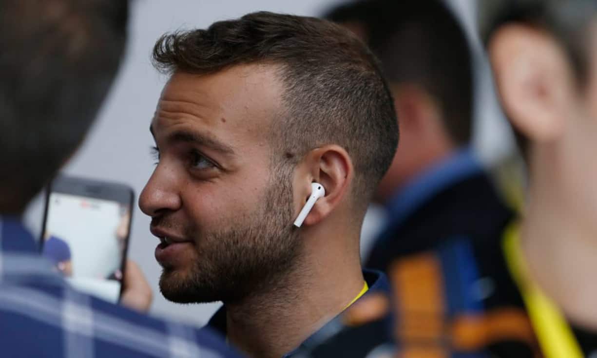 Die kabellosen Kopfhörer mit der Bezeichnung Air Pods werden Ende Oktober geliefert und kosten in der Schweiz ab 179 Franken. Sie sind mit einem Klick mit dem iPhone verbunden. Wer für das Telefonieren nur einen verwenden möchte, kann den anderen einfach weglassen.